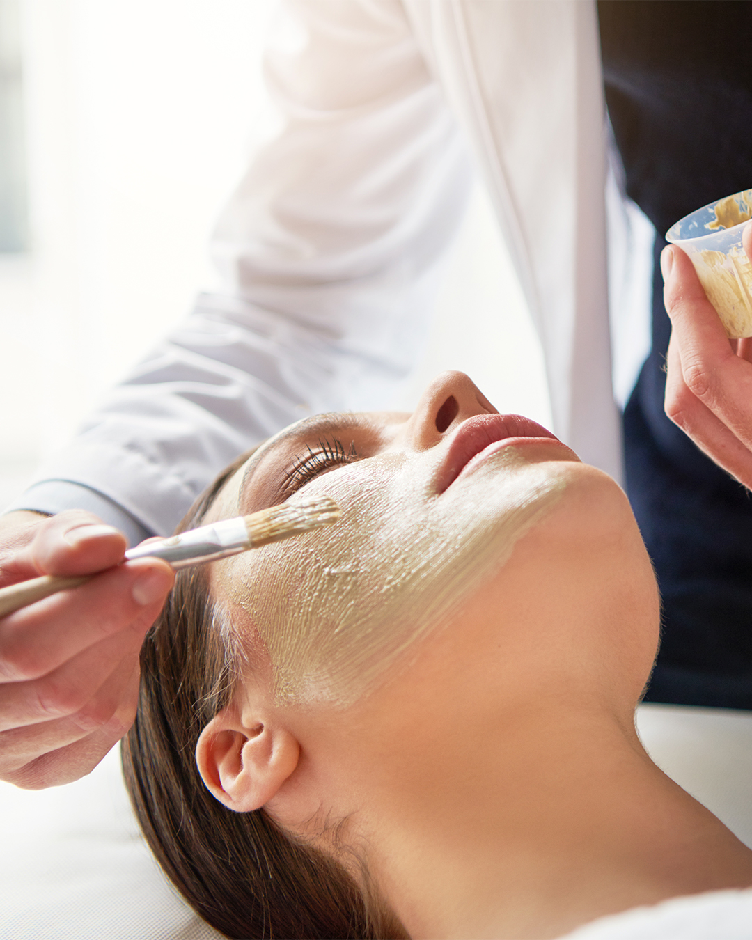 Tratamento de skincare coreano sendo aplicado por profissional especializada